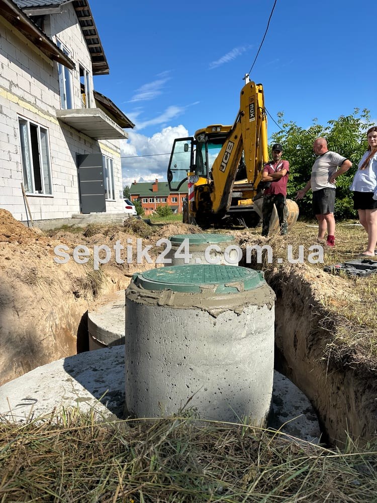 Готовий септик з бетонних кілець на дачній ділянці