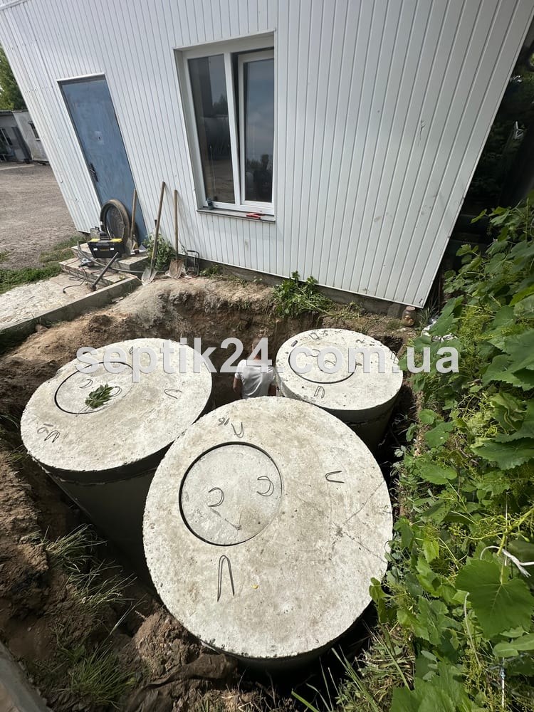 Готові люки септика біля приватного будинку